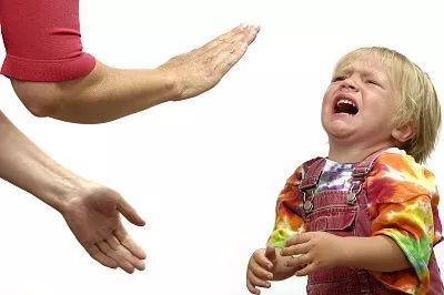 作为家长应该如何做大声吼叫、打骂管用吗(家长吼叫对孩子的伤害怎么做才能补救)