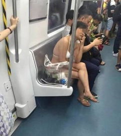 近期地铁中出没一大拨 谜之女子 ,作为乘客好尴尬啊