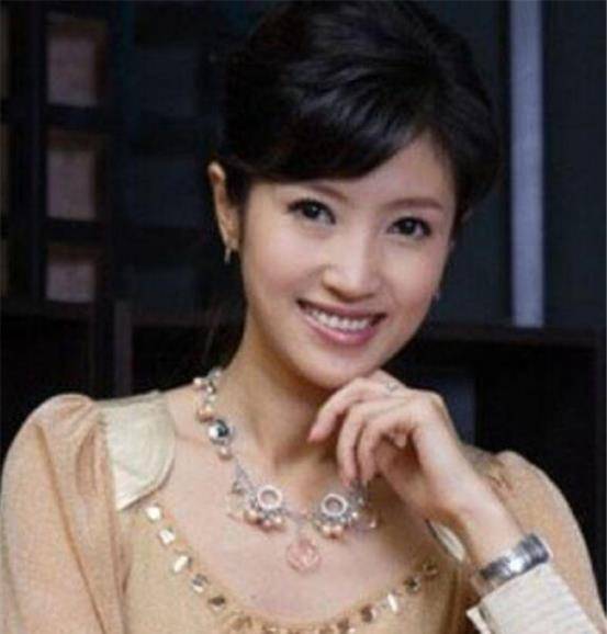 北京卫视春妮,23岁嫁蒋虎,二婚嫁央视主持人,41岁生子取名刚好