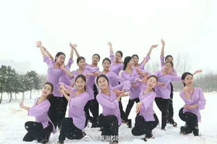 组图 美丽冻人 200舞蹈系女学生雪地跳舞 