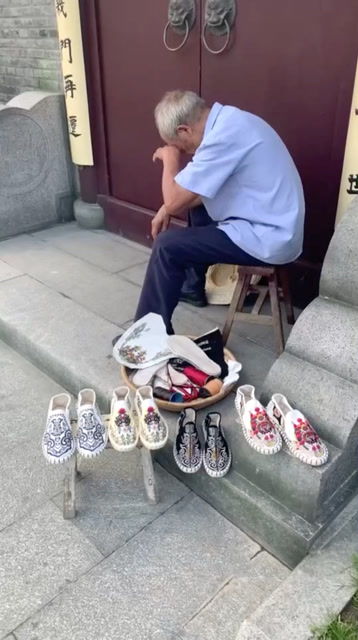 买鞋子的老人 