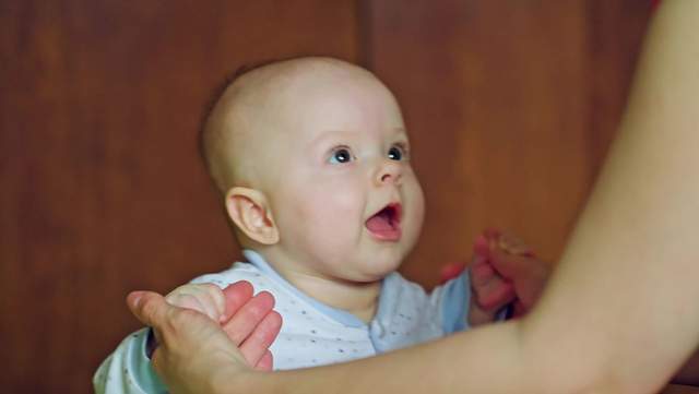 小婴儿的 心机 研究发现,宝宝哭泣求抱抱,并不是在撒娇