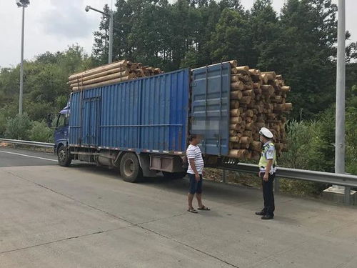 危险 货车载货超过规定长度 宽度 高度,两货车被龙岩高速交警查获