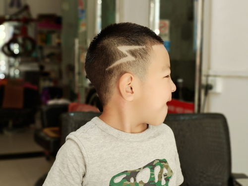 5岁男童发型刻字闪电 