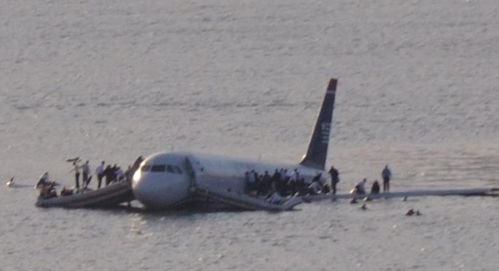 飞机突然在机场爆炸,众多乘客纷纷逃难 波音飞机再次被质疑