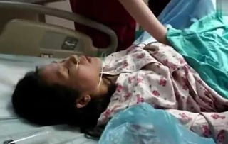 二胎弟出生孕妈难产离世,6岁女儿在外握拳苦等,护士打开手看哭