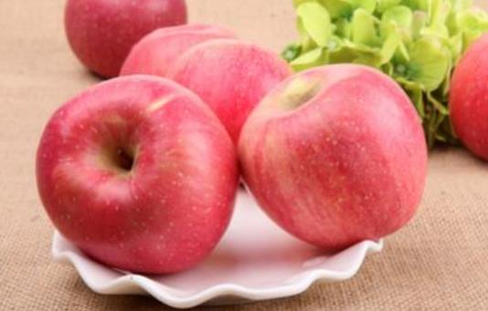 挑选苹果时记住4个技巧,苹果皮薄又香甜,别再买错了
