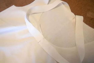 缝制技巧 如何缝制出平贴的领口