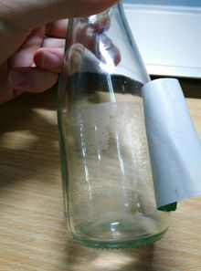 有什么方法可以清除瓶上残留的粘胶 