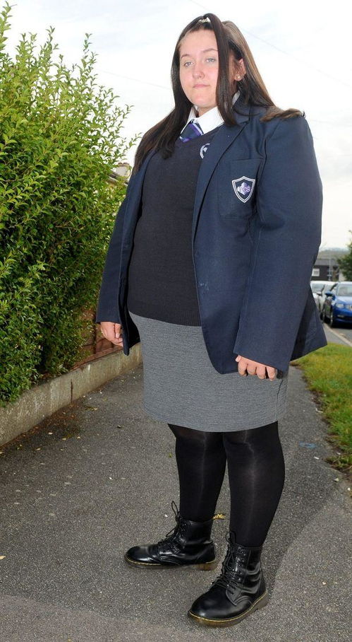 英国14岁女生因太胖穿不下校服,结果被禁止入校