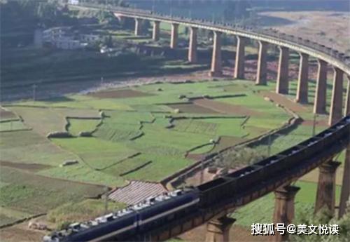 中国最特殊的大桥,火车经过都要鸣笛30秒,只为埋在桥墩的那个人