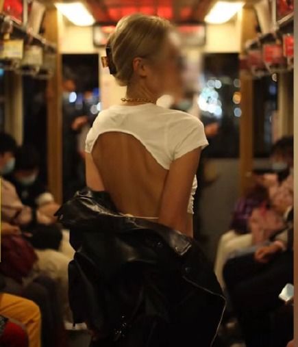 女孩穿露背装在有轨电车拍照,遭斥责 职乐 影响 