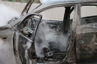巴陕高速汽车翻车被大火吞噬 火势迅猛并不时发出爆炸声响