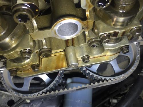 汽车发动机曲轴前油封渗油需要修吗 