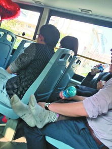 中年男女公交车上激吻半小时 女方脱掉袜子 