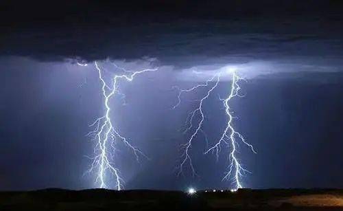 夏天雷雨天气多,打雷时家电需要拔插头吗