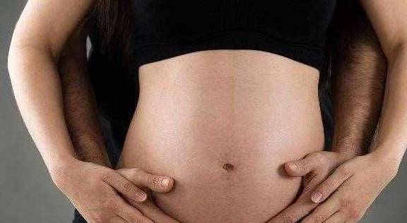 怀孕肚子上有一条线 怀孕之后肚子上长毛，黑黑的长长的一条直线是怎么回事呢？ 