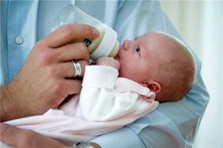 新生儿喝奶粉？刚出生的婴儿多久能吃奶粉