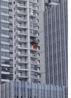 2死1伤 高楼突发火灾,有人从楼道逃生,结果