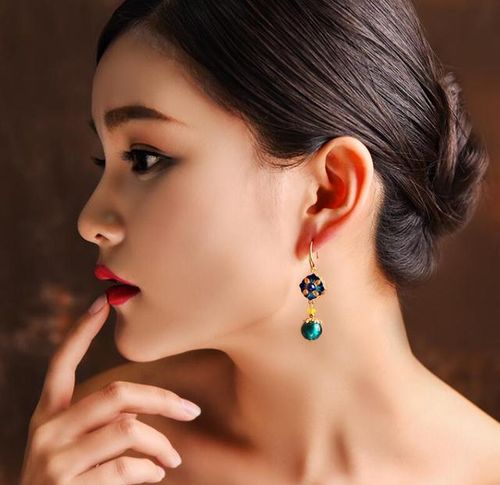 四十岁女人耳环款式有哪些 这4种款式,优雅显气质