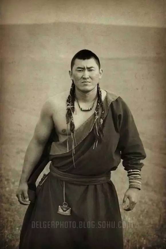 头发是人与宇宙沟通的天线,所以蒙古人对发型很讲究 