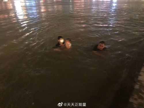连口罩都来不及摘 长江大桥下,小伙两次飞身入水救人