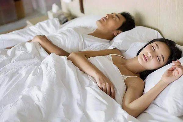 夫妻最常见的5种睡姿,第4种夫妻感情最甜蜜,看看你们是哪个