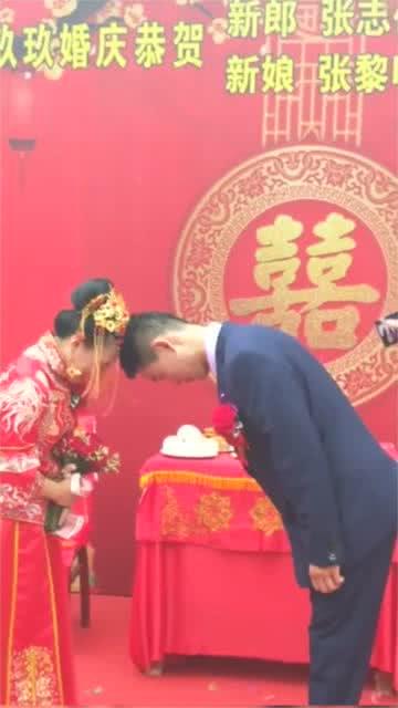 婚礼上新郎官新娘子夫妻对拜,谁先抬头谁做饭,新郎官 怂 了 