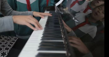 最新作品 一部翻拍自2009年的微视频 脚踏风琴 钢琴梦