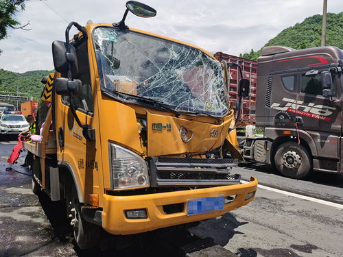 高速上水泥车追尾两车 导致三车横躺隧道 一人被困