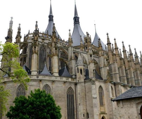 欧洲最 奇特 教堂,用1万具骨头当装饰,一周只开放一次