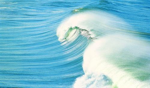 波浪 意思是指具有自由表面的液体的局部质点受到扰动后 离开原来的平衡位置而作周期