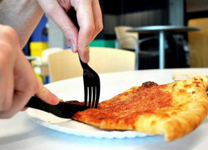 批萨刀叉怎么弄好看，你们去必胜客吃披萨是用刀叉还是直接用手抓