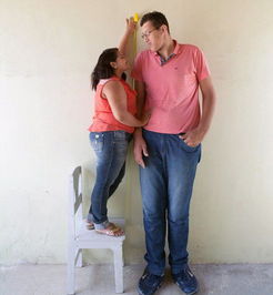 巴西2.3米第一巨人身迎娶1.5米新娘 