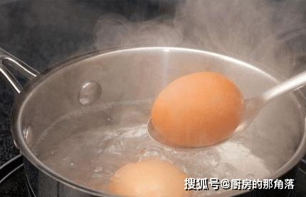 煮鸡蛋好吃有诀窍 下锅前多加 一步 ,鸡蛋不仅香嫩还易剥皮