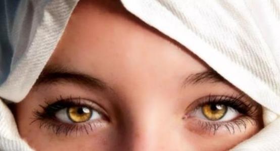 琥珀色眼睛的人多为那种国家或民族的人（或混血儿）(琥珀色的眼睛是什么人拥有的)