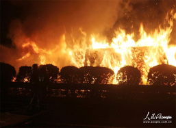 组图 货车京珠高速河南段起火 火势蔓延6小时