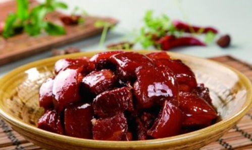 红烧肉可以说是人见人爱,和它一同蒸,油融入其中吃起来肥而不腻