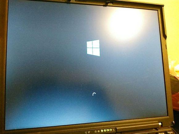 笔记本安装win10系统灰白闪