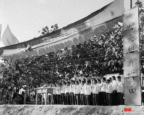 1974年山东淄博,知青上山下乡的珍贵画面,敲锣打鼓一路送行
