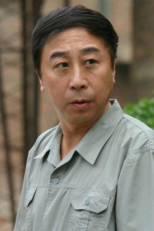 63岁演员冯巩与孙子下象棋,爷孙侧脸饼似的,网友 后继有人