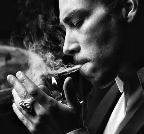 抽烟的男人沧桑微信图片