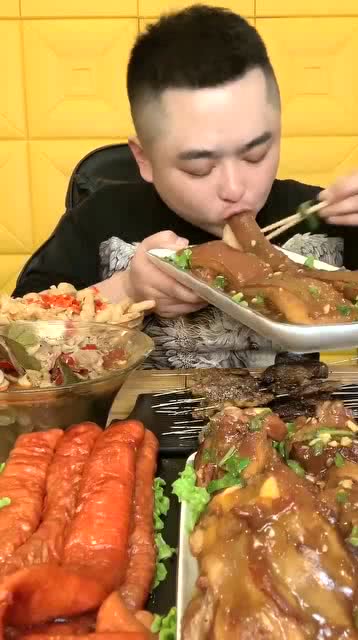 大口吃肥猪肉,吃得真香 