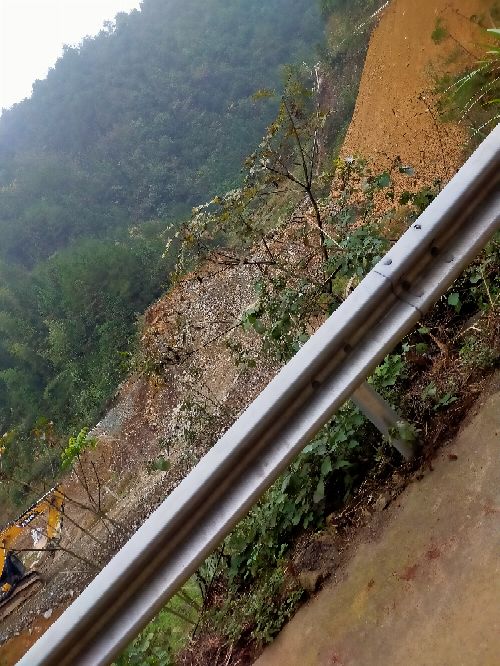 新化县坐石乡毛坪村八房片村民恳请关闭采石厂 