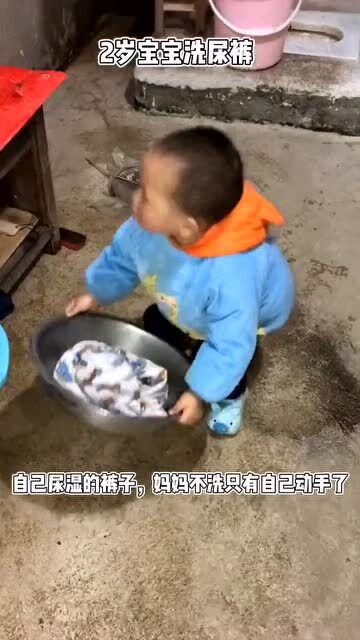 你自己尿湿的裤子自己洗,妈妈不洗了,看你还尿不尿在裤子上了 