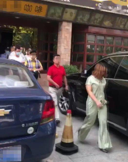 请问以老板妹妹个人名字购买的汽车，公司出钱，用于公司日常经营活动，我应该如何入账，计提固定资产？