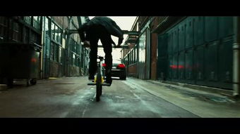 请一部比较电影,里面的情节开头大概是一个男的骑着一辆自行车,然后死跟着一辆名车,那车到那他就跟到那,不知道这部电影叫什么名字 