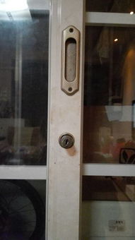 请问我这个玻璃门锁,钥匙可以插进去,但拧不动了,怎么办呢 