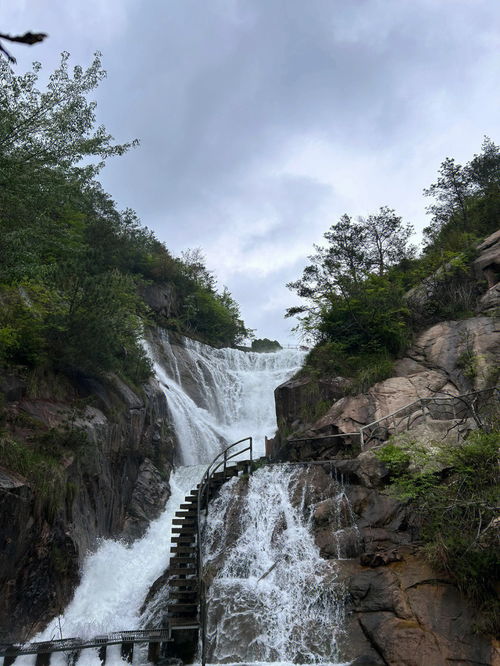 景点前方发来报道 天台山大瀑布太美啦 