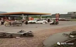 藤县太平附近加油站车祸,嘭 车子被撞飞出好远 